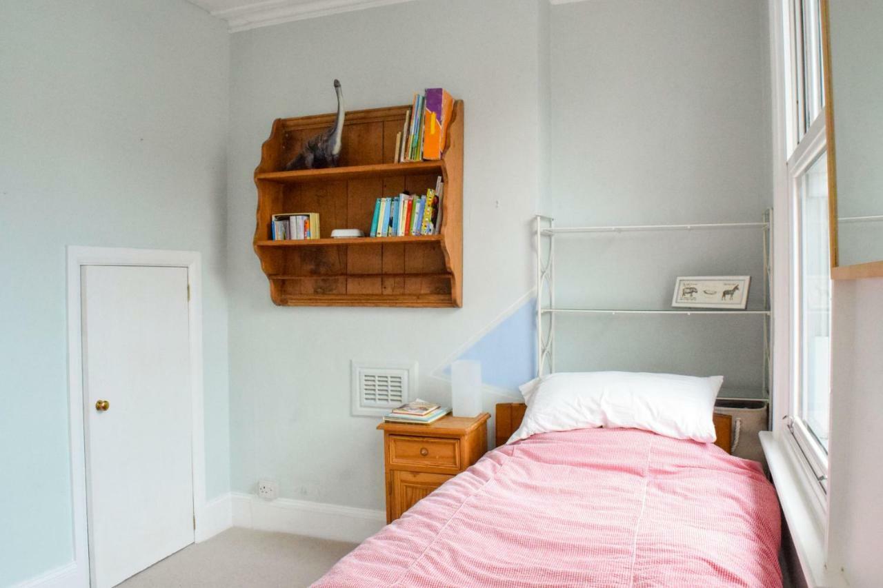 3 Bedroom Family House With A Superb Kitchen And Garden Londra Dış mekan fotoğraf