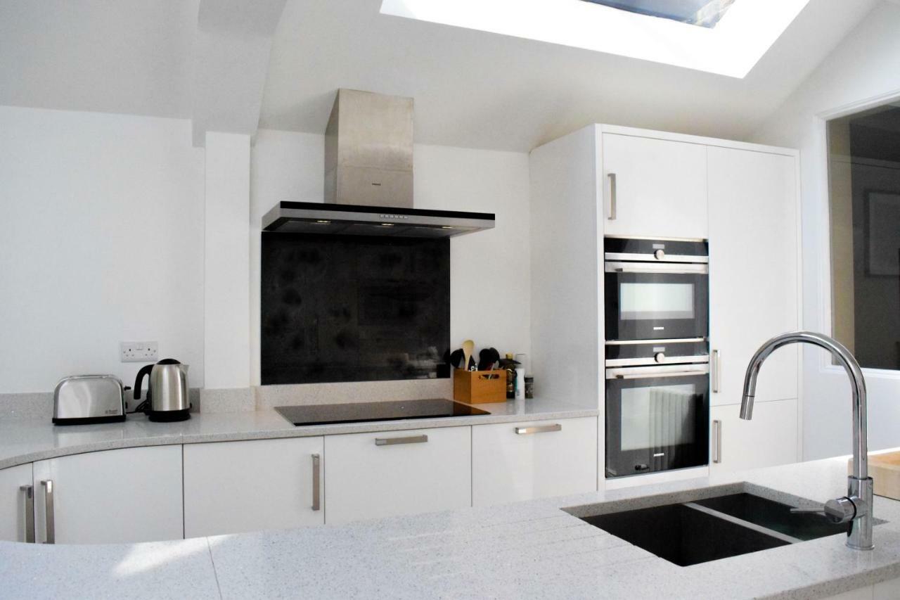 3 Bedroom Family House With A Superb Kitchen And Garden Londra Dış mekan fotoğraf