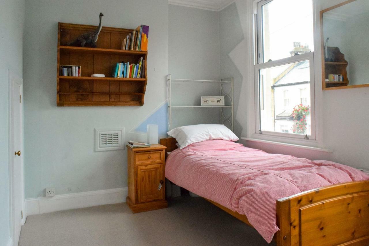 3 Bedroom Family House With A Superb Kitchen And Garden Londra Dış mekan fotoğraf