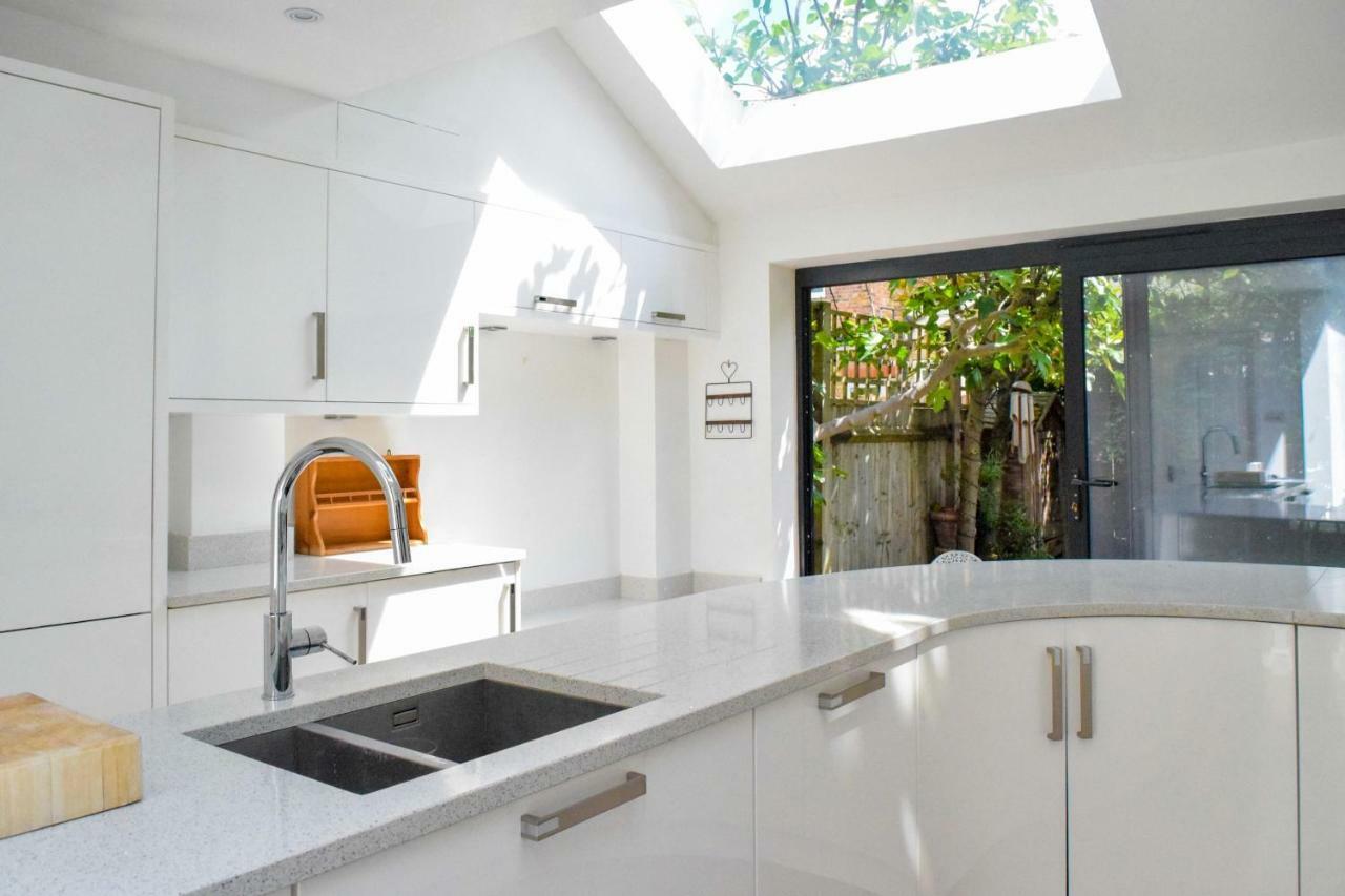 3 Bedroom Family House With A Superb Kitchen And Garden Londra Dış mekan fotoğraf